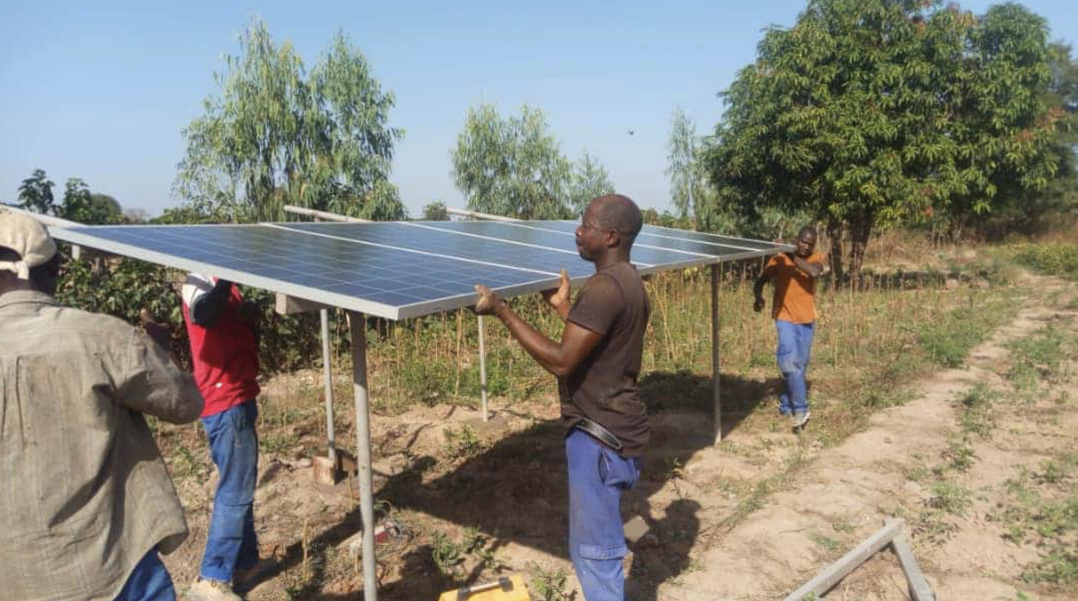 Au Burkina Faso, une productrice d’oignons adopte le concept de ferme agri-solaire